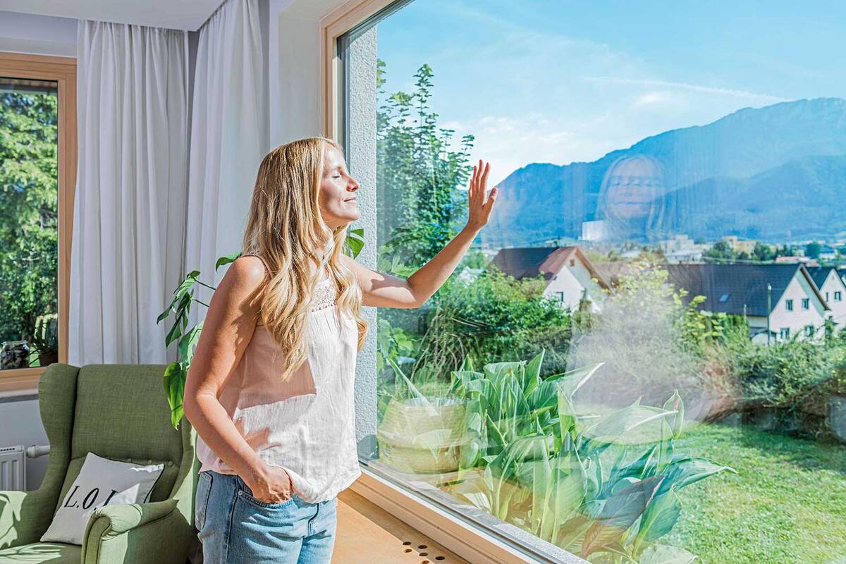 Die Wärme bleibt drin: Das Wärmeschutzglas «Low-Carbon iplus» von Internorm besteht zur Hälfte aus ­recyclebarem Material. Für die Herstellung werden emissionsarme Rohstoffe ­verwendet, die einen geringen CO2-Fussabdruck widerspiegeln. Internorm International GmbH.
