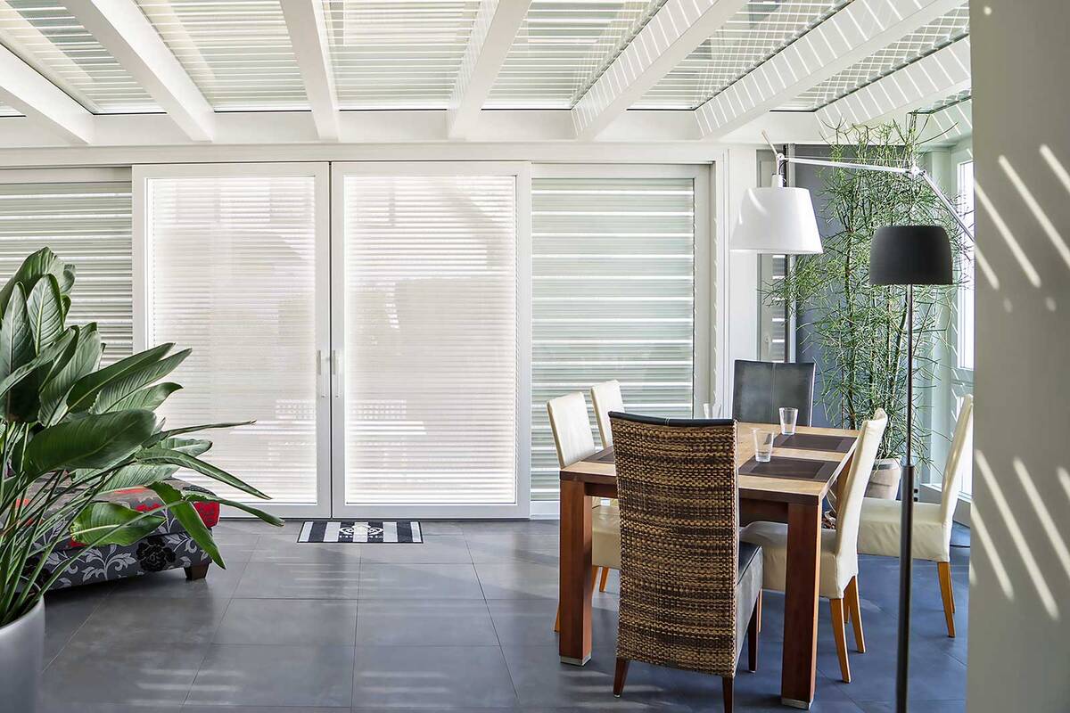 Im Winter warm, im Sommer kühl: Moderne Rollläden helfen in der kalten Jahreszeit, Heizkosten zu sparen. In den warmen Monaten sorgen sie für einen angenehmen Hitzeschutz, sodass auf eine energieintensive Klimaanlage verzichtet werden kann. Sie sind bereits innert eines Tages installiert. Schanz Rollladensysteme GmbH.