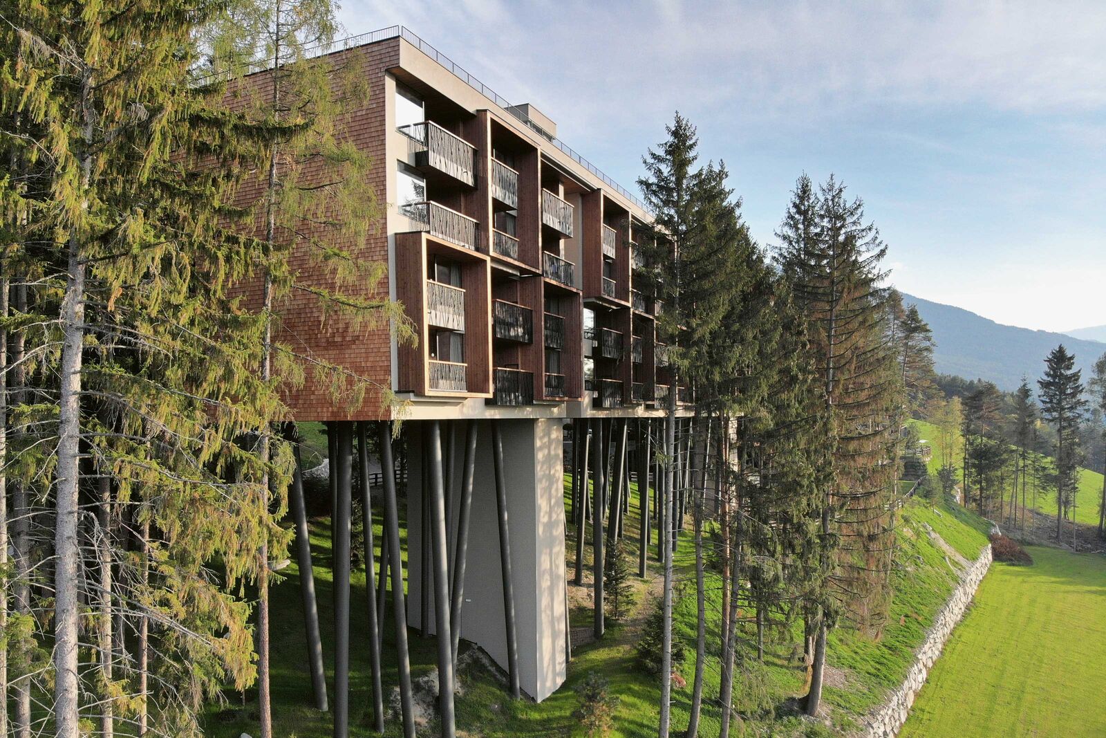 Das Baumhotel My Arber in Südtirol bietet zwischen Tannengrün und Dolomitengrau Erholung pur.