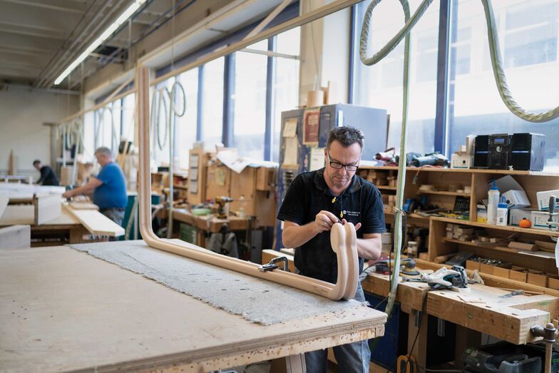 In weiteren Produktionsschritten werden Hölzer zu kunstvollen Geländern gebogen und geschliffen.