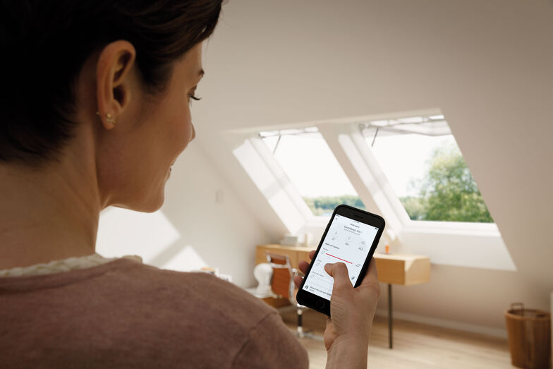 Wer das Fenster ins Smart-Home-System «Velux Active» integriert, steuert es per App.