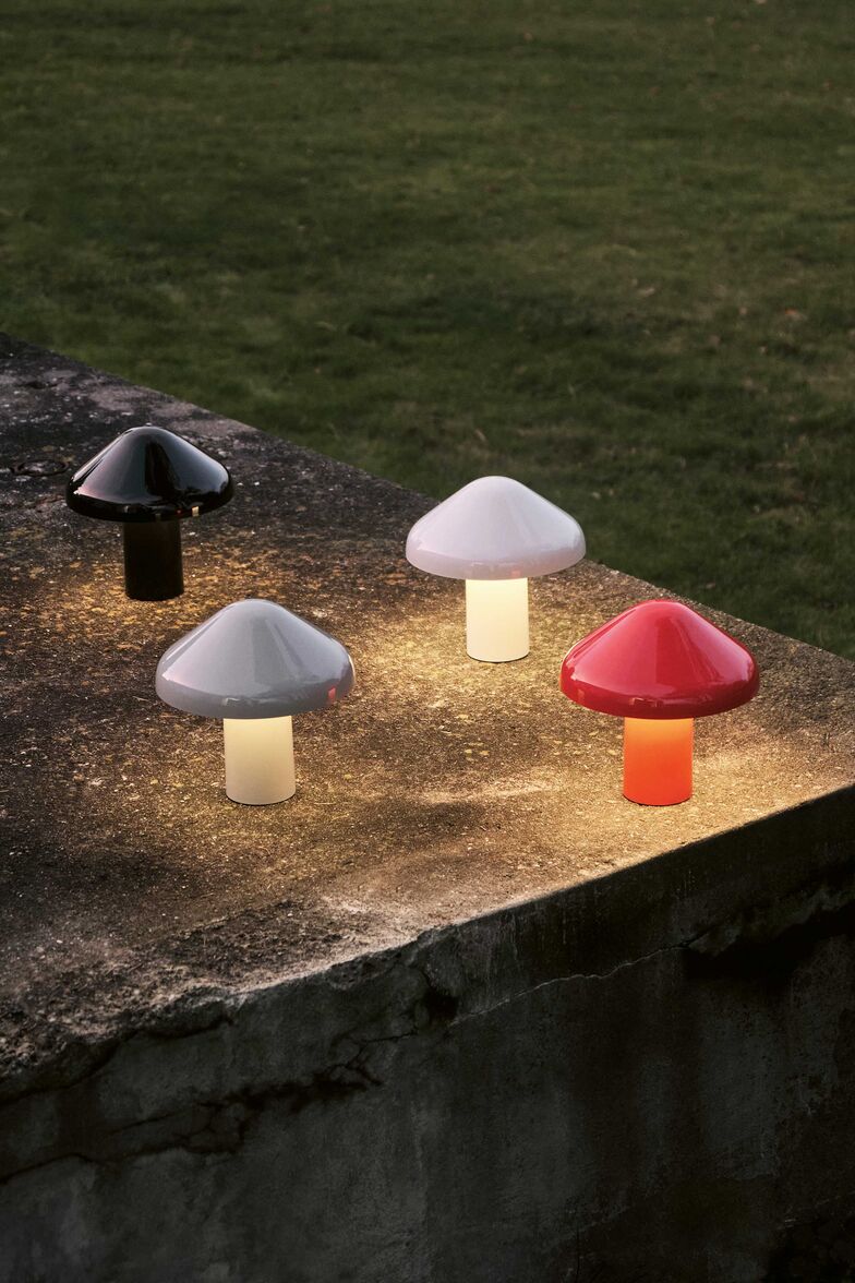«Pao portable»: Die Lampenkollektion ist in Zusammenarbeit mit dem japanischen Designer Naoto Fukasawa entstanden und wurde nach der Form traditioneller mongolischer Pao-Zelte benannt. Fukasawas Ästhetik der schönen Einfachheit macht den Alltagsgegenstand zu etwas Besonderem. Sockel und Schirm bestehen aus Polycarbonat mit einer glatten, hochglänzenden Oberfläche. Die kompakte, batteriebetriebene Lampe ist in verschiedenen Farben erhältlich. Hay.
