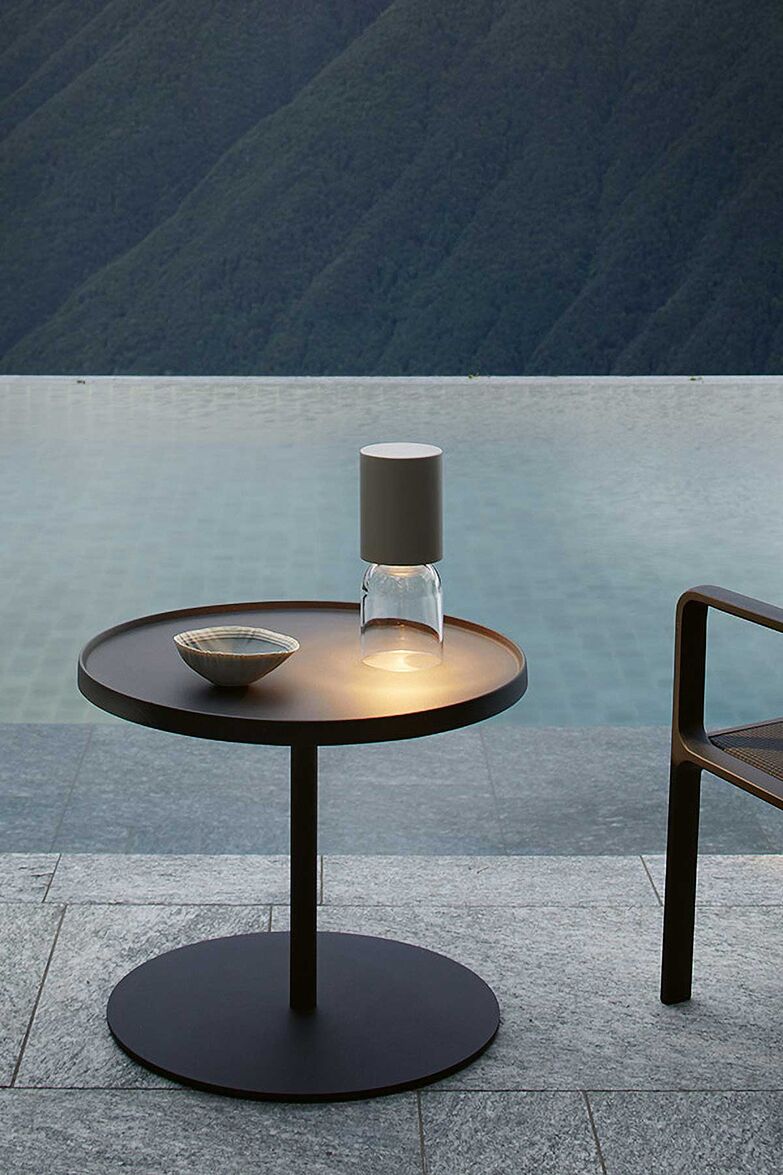 «Nui Mini»: Die nomadische, multifunktionale kleine Leuchte ist eine perfekte Geschenkidee – auch für sich selbst. Designer Meneghello Paolelli hat sie für den Wohnbereich, für den Schreibtisch oder die Outdoor-Lounge konzipiert – einfach für überall dort, wo Lieblingsplätze sind. Luceplan.