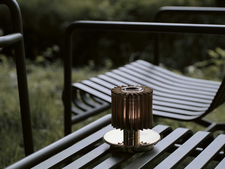 Die Kollektion nennt sich «In the sun» – das genügt schon fast, um im Garten einen Platz zu bekommen. Hübsch ist die Leuchte von DCW aber ausserdem. Über www.goodform.ch