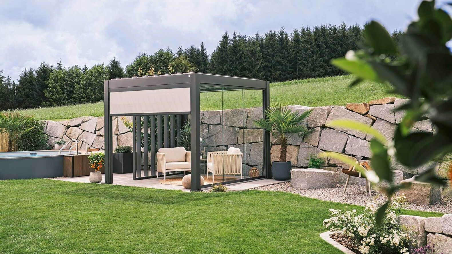 Ob ein Brunch zwischen Blüten, gemütliche Lesestunden oder ein zwangloser Abend mit Freunden: Die «biohort Pergola» schafft durch die dezenten Abgrenzungen Struktur im Aussenraum und sie bietet Sichtschutz und Schatten. Softub Schweiz AG, www.softub.ch