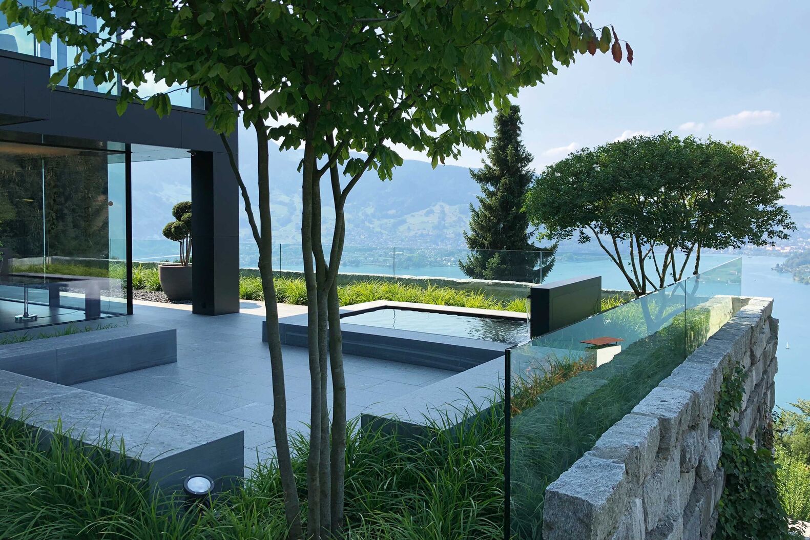 Sorgt dank leisem Plätschern für ein entspanntes Flair im Outdoorwohnzimmer: der Gartenbrunnen von Mein Topf. Die Wasserspiele werden in der Schweiz produziert. www.meintopf.ch