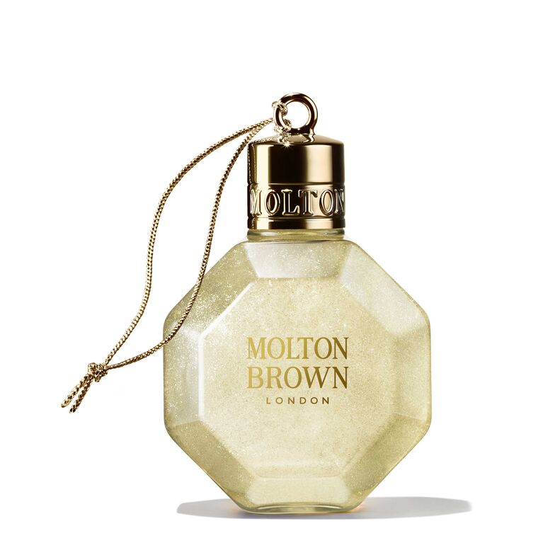 Die funkelnde Kugel findet entweder am Christbaum oder im Badezimmer Platz und begeistert mit ihrem wundervoll duftenden Inhalt. Badegel von www.moltonbrown.com