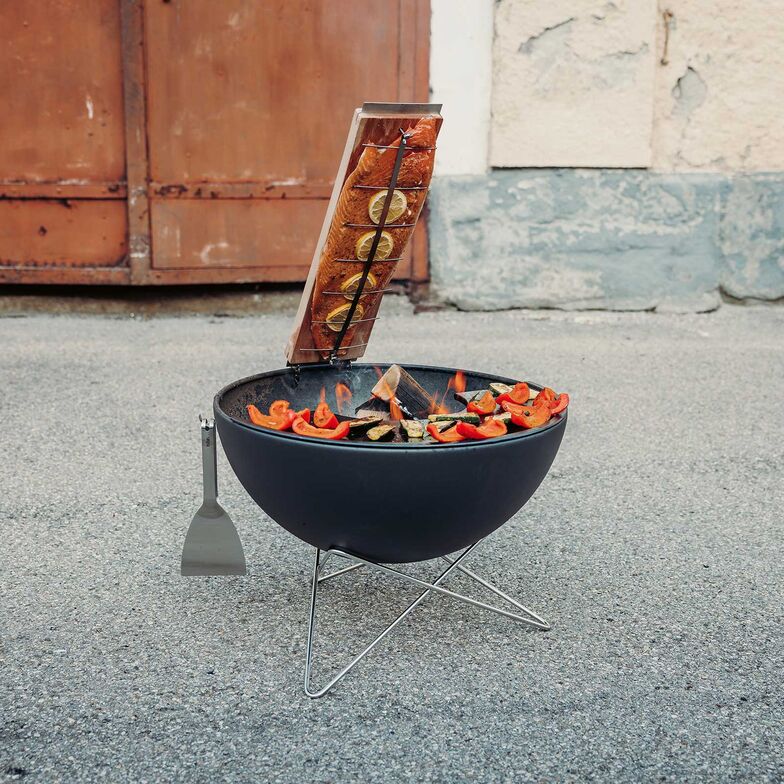 Die Zubereitung von Flammlachs entführt in die unberührte Natur Finnlands. Das Massiv-Buchholzbrett entfaltet bei Hitze einen aromatischen Rauch und wird über dem Grill eingespannt. Höfats GmbH, www.hofats.com