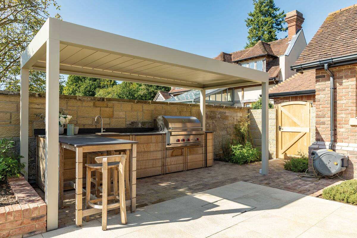 Fix installierte Systeme haben ihre Vorteile, gerade bei Outdoorküchen, die gut geschützt werden sollen. Renson bietet daher praktische Lamellendächer in diversen Farbrichtungen. Atrium.