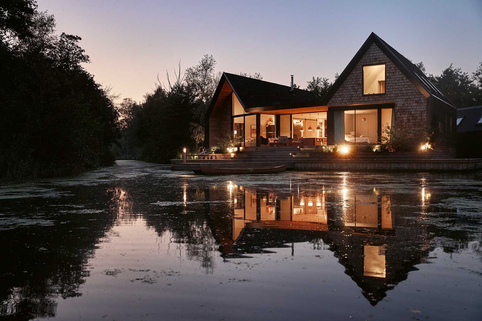Das Haus liegt auf einer kleinen Landzunge in einer abgelegenen Lagune in den Norfolk Broads.