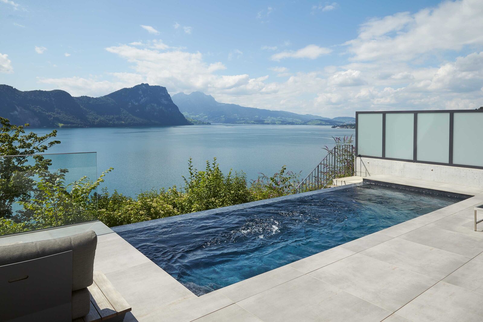 An bester Lage: Infinity-Pool mit Seesicht in Vitznau.