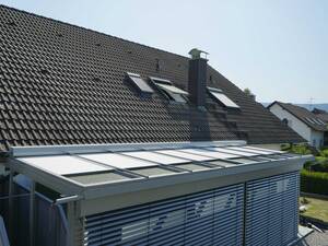 Im Sommer reflektieren die Aluminium-Rollläden die Sonnenstrahlen, bevor der Wintergarten übermässig aufheizt. Im Winter dagegen schützen sie wie ein Panzer und verhindern das Entweichen wertvoller Heizwärme. Schanz Rollladensysteme GmbH.