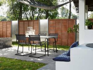 Kein Grün, das verwelken kann – wer nicht ausschliesslich auf Pflanzen setzt, erfreut sich auch im Winter am zuverlässigen Sichtschutz. Die Tomwood AG bietet unterschiedlichste Designs. Tomwood AG.