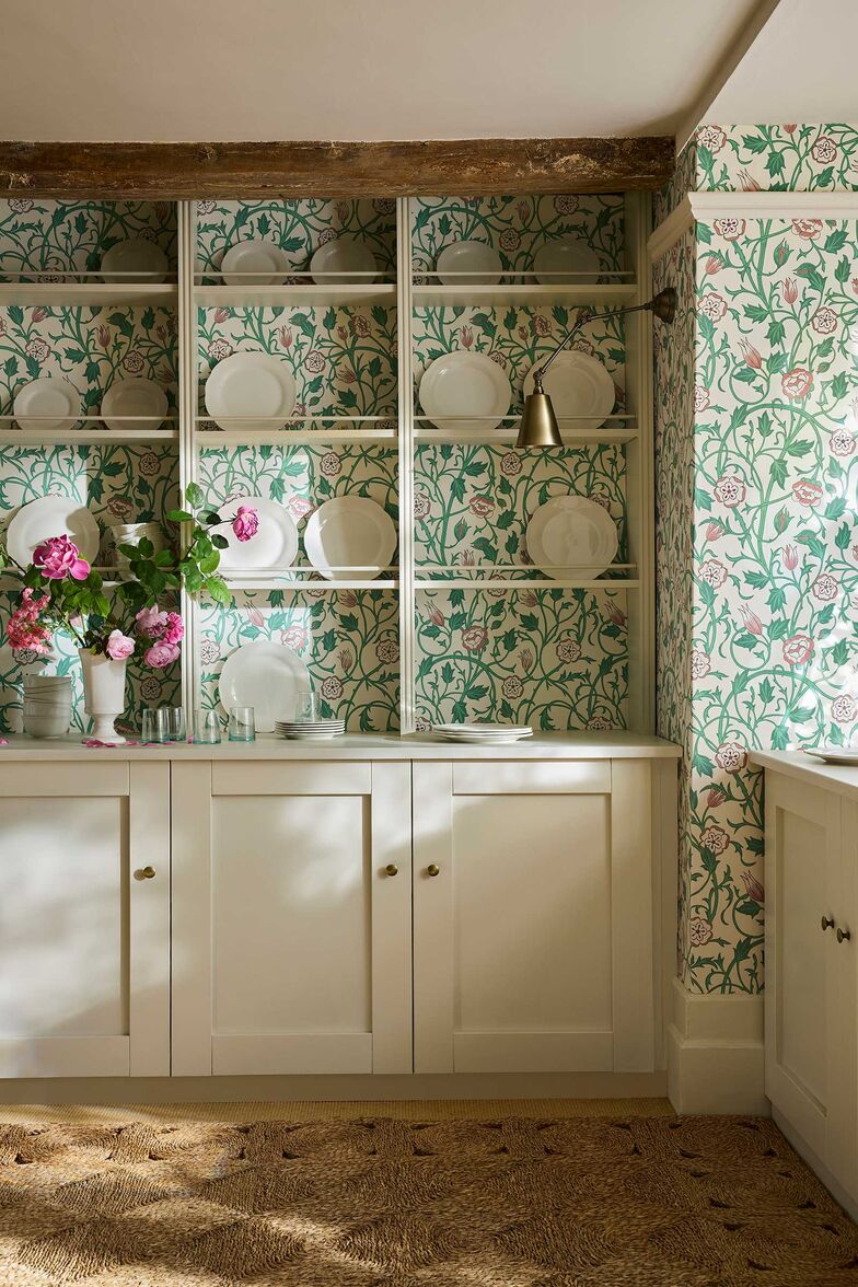 May Morris, die Tochter von William Morris, war selbst eine prägende Künstlerin der Arts-and-Crafts-Bewegung. Ihr Entwurf mit verschlungenen Tulpen und zarten Ranken basiert auf einem spätviktorianischen Stoffmuster und spiegelt auf der Tapete «May’s Tulip» die handwerkliche Raffinesse und rhythmische Harmonie dieser Epoche wider.
