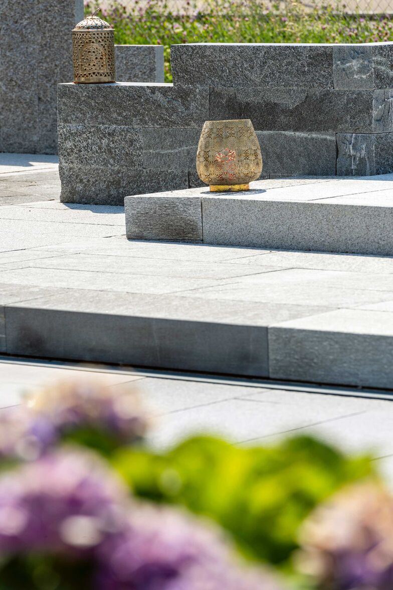 In der Gartenbauausstellung auf einer Fläche von 1000 Quadratmetern werden über 300 verschiedene Bodenbeläge aus Feinsteinzeug, Beton und Naturstein präsentiert. Hug Baustoffe AG, www.hug-baustoffe.ch