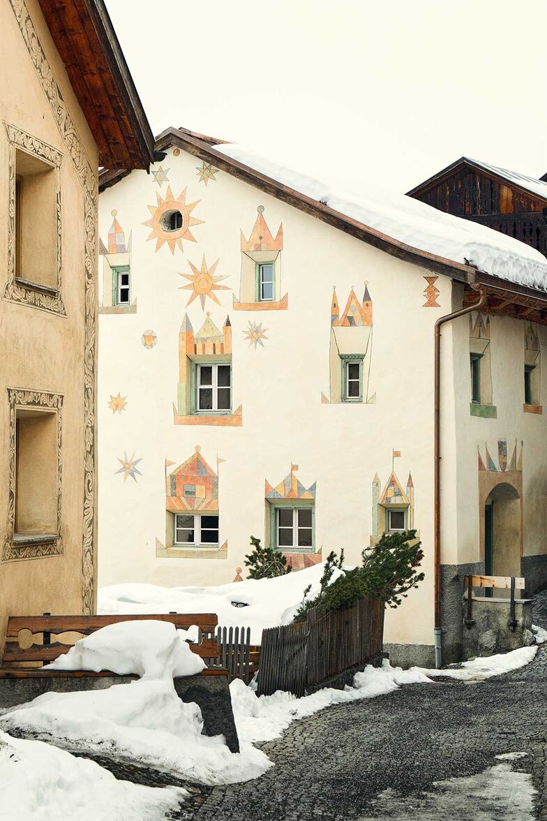 Im touristischen Ardez ist der ortsbildprägende Charakter des Gebäudes mit der hohen Scheune und der Fassadenmalerei erhalten.