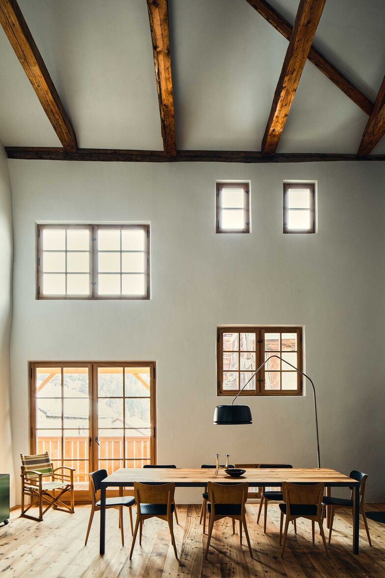 Das umgebaute Engadinerhaus verbindet vorbildlich Neu und Alt und strahlt eine schlichte Eleganz aus.