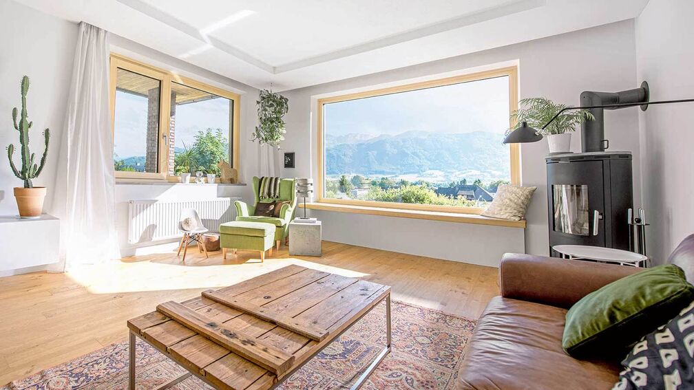 Ein Bungalow mit neuen Fenstern