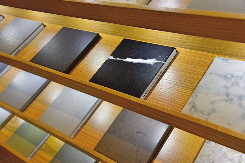 Im Showroom können Kunden aus Hunderten von Materialvarianten auswählen.
