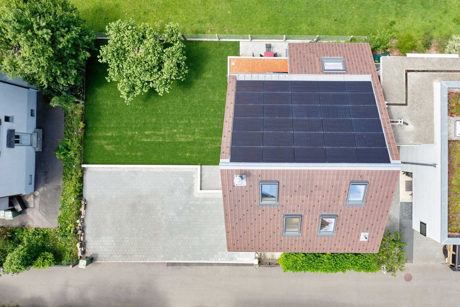 Mit dem neuen Dachaufbau, einer aufgedämmten Gebäudehülle, eigener Solarstromproduktion, dreifach verglasten (Dach-)Fenstern und einer Fernwärmeheizung ist das Haus für die Zukunft gerüstet. Fotos: Zimmermannfotografie/Jürg Zimmermann.