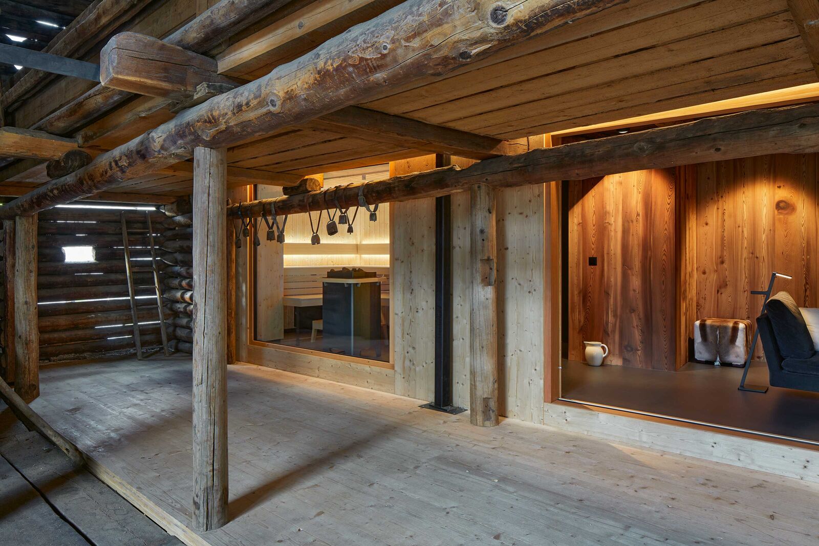 Ein Teil des alten Heustalls wurde zur Wellnessoase mit Sauna, Dusche und Ruheraum umfunktioniert.