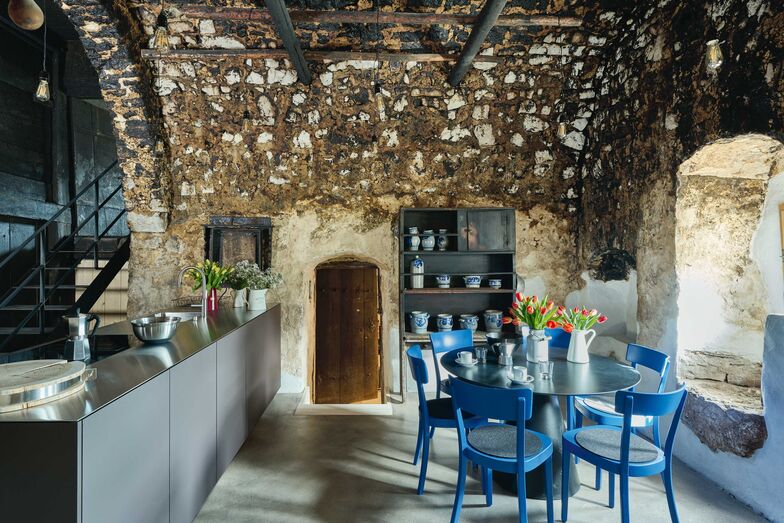 Die Instandstellung der Innenräume der Maison Heidi wurde zurückhaltend gestaltet und konzentrierte sich auf die Erhaltung der bestehenden Bausubstanz. Foto: Zeljko Gataric Imhoff