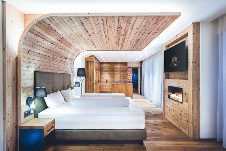 Das Holzgewölbe über dem Kingsize-Bett ist eine moderne Interpretation des alten Klostergewölbes.  