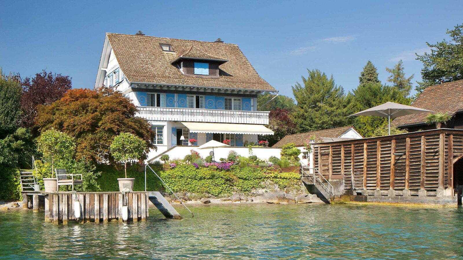 Bei der Renovation ist die schöne Malerei an den Fensterläden wieder zum Vorschein gekommen.