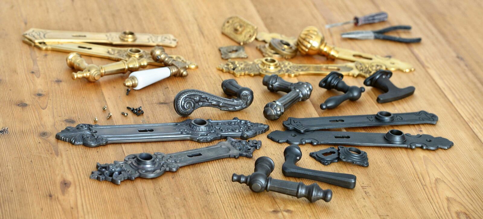 Hochwertigen Replikate historischer Fenstergriffe und Türbeschläge bietet die Ventano Frehe GmbH.