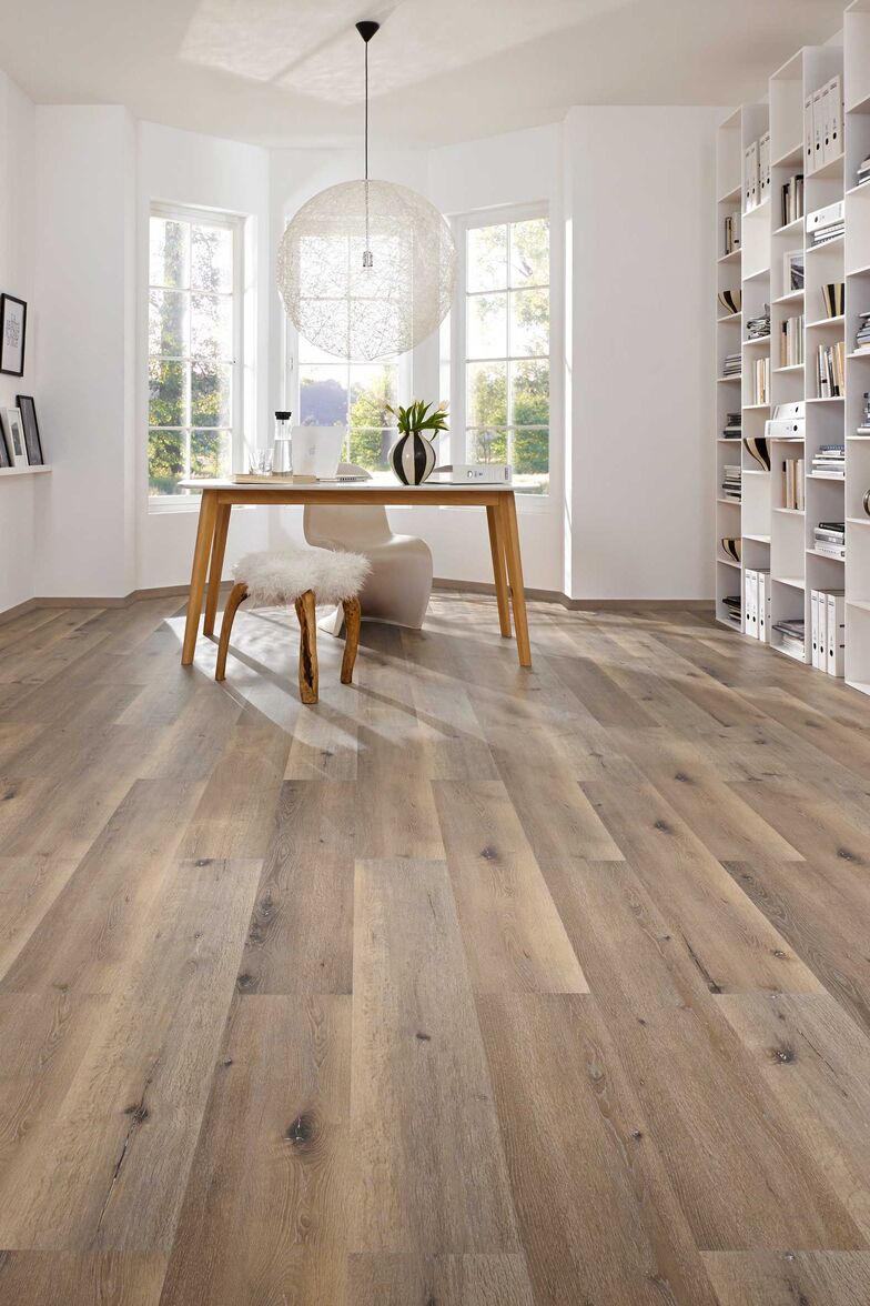 Innovativ: Bei Korkböden wird ähnlich wie bei Laminat ein Holz- oder Steindekor digital direkt auf den Kork gedruckt. Da sich keine Hausstaubmilben festsetzen können, ist Korkboden auch für Allergiker eine gute Wahl. Tomwood AG, www.tomwood.ch