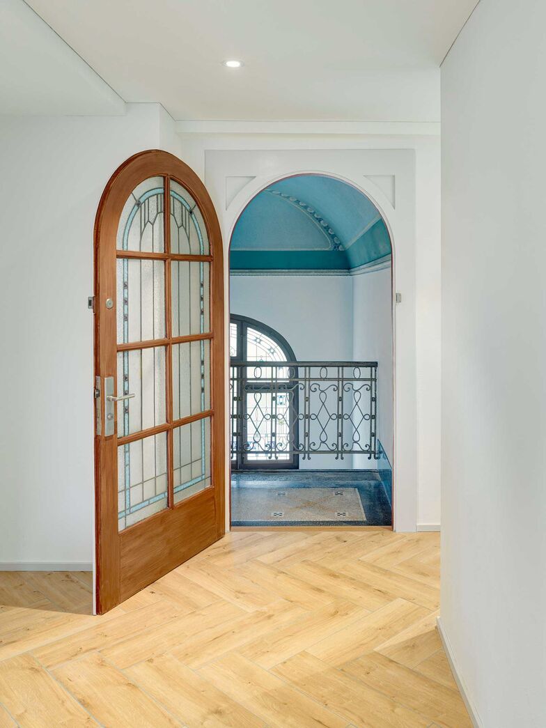 Auch diese Bodenplatten verfügen über eine Holzoptik. Im Fischgrätmuster verleihen sie dem Eingangsbereich ein zeitlos elegantes Flair. Das keramische Material ist besonders robust und pflegeleicht, ideal für stark frequentierte Räume wie den Eingangsbereich. Dank der UV-Beständigkeit und der hohen Widerstandskraft sind die Platten langlebig und vielseitig einsetzbar. Ganz Baukeramik AG, www.ganz-baukeramik.ch