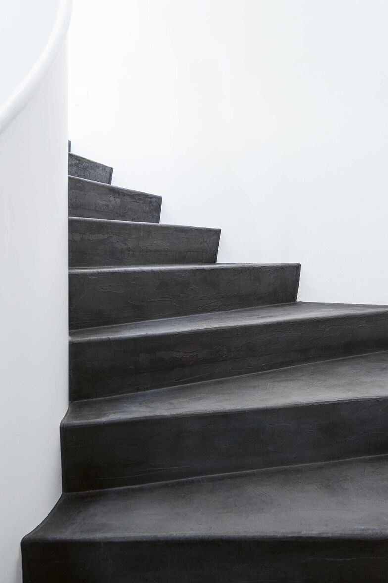 Der moderne und doch zurückhaltende Betonoptik-Boden wird an einem Stück verarbeitet und fügt sich fugenlos in jeden Grundriss ein. 3K Öko-Bodenbeläge, www.3k-oeko.ch
