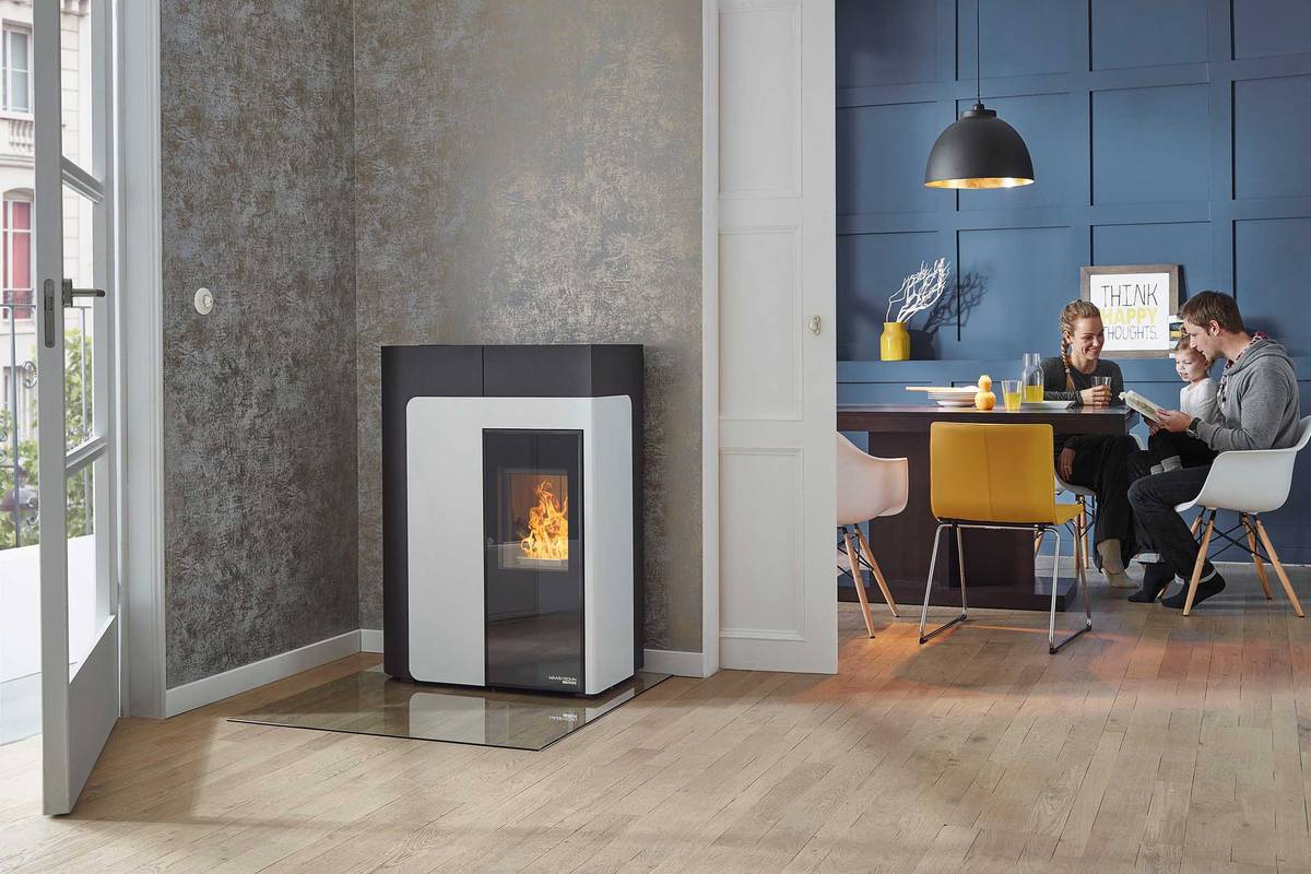 Nicht nur das Design des Pellet- ofens «HSP 8 Home» ist extravagant, auch die Funktion: Per WLAN lässt er sich von unterwegs aus anwerfen. Sibir.
