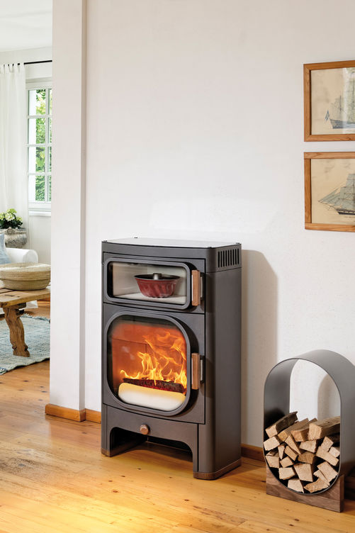 Dieser Ofen kann auch kochen. Auf der durchgängigen, grossen Ceranplatte haben mehrere Töpfe Platz, während im Backofen Kuchen, Pizza oder Brot zubereitet werden können. «Heidi Back», Austroflamm.