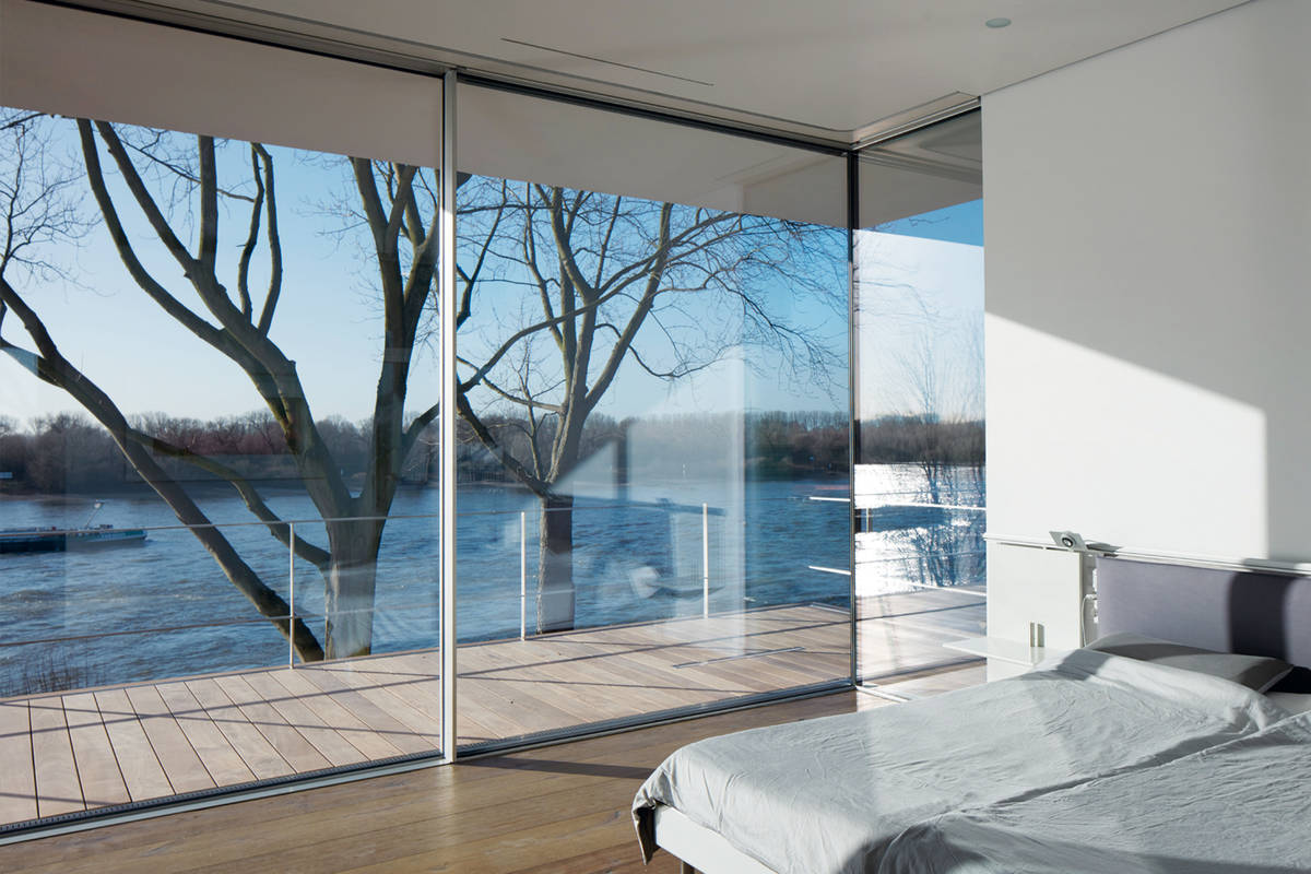 Die Fenster der Serie «M» bekamen dank ihrem bloss 16 Millimeter hohen Mittelprofil und ihrer barrierefreien, bodengleichen Senkhub-Schwelle den «iF Design Gold Award 2018». Soreg.