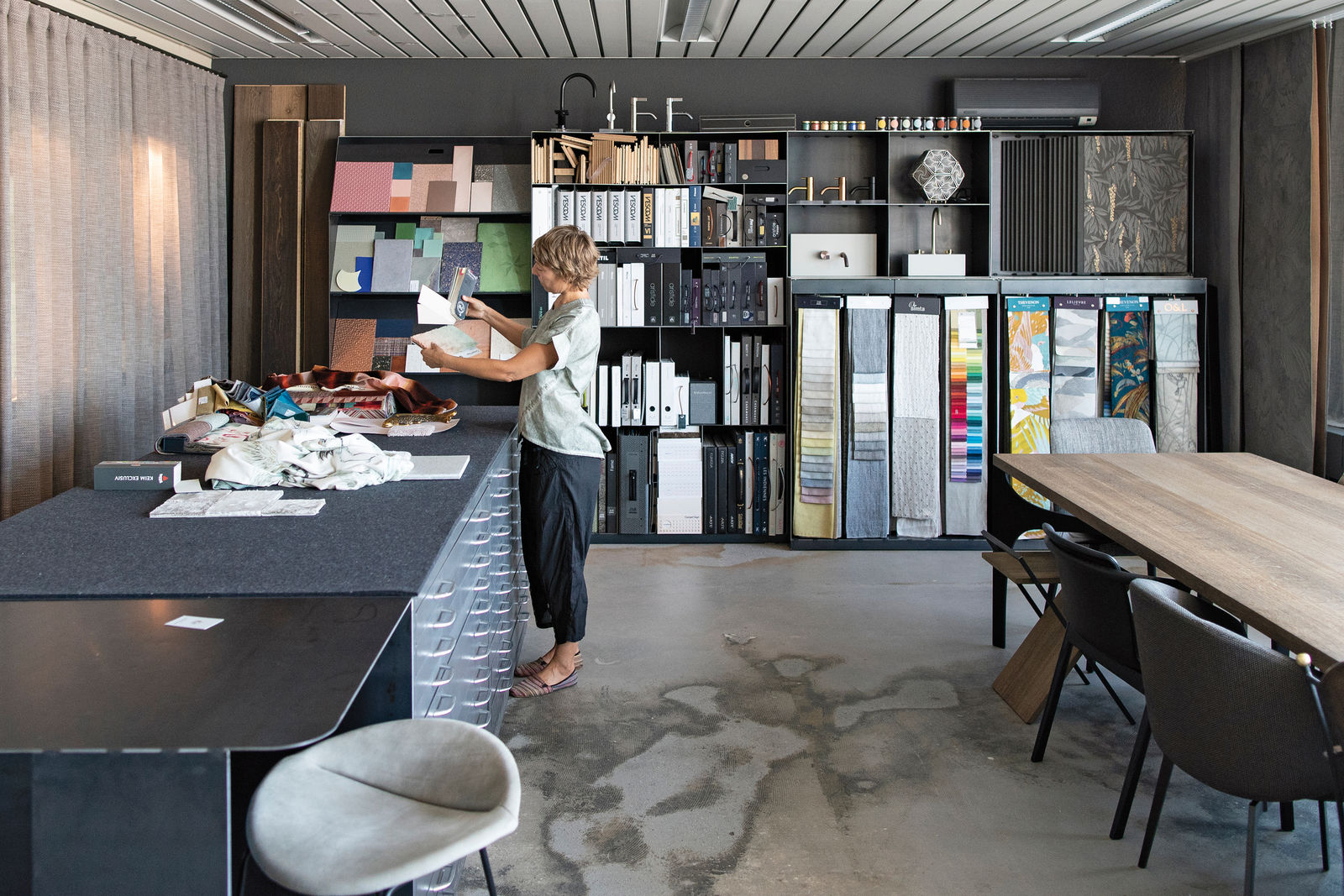 In ihrem Atelier sammelt Interior Designerin Branca Good zig Materialien, von Bodenplatten über Tapetenmuster bis hin zu Stoffen.