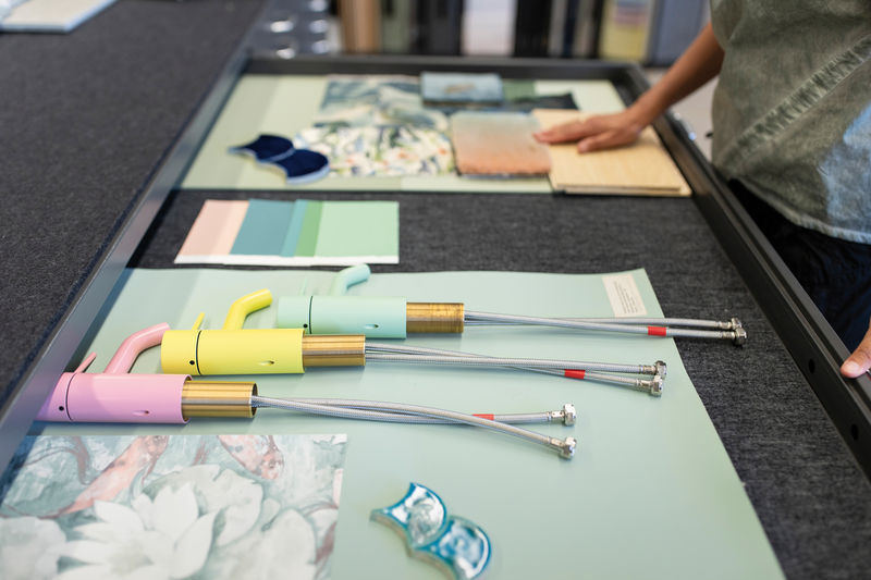 An bereits vorhandene Teile, wie Waschtische oder Armaturen, passt sie das Interior Design an.