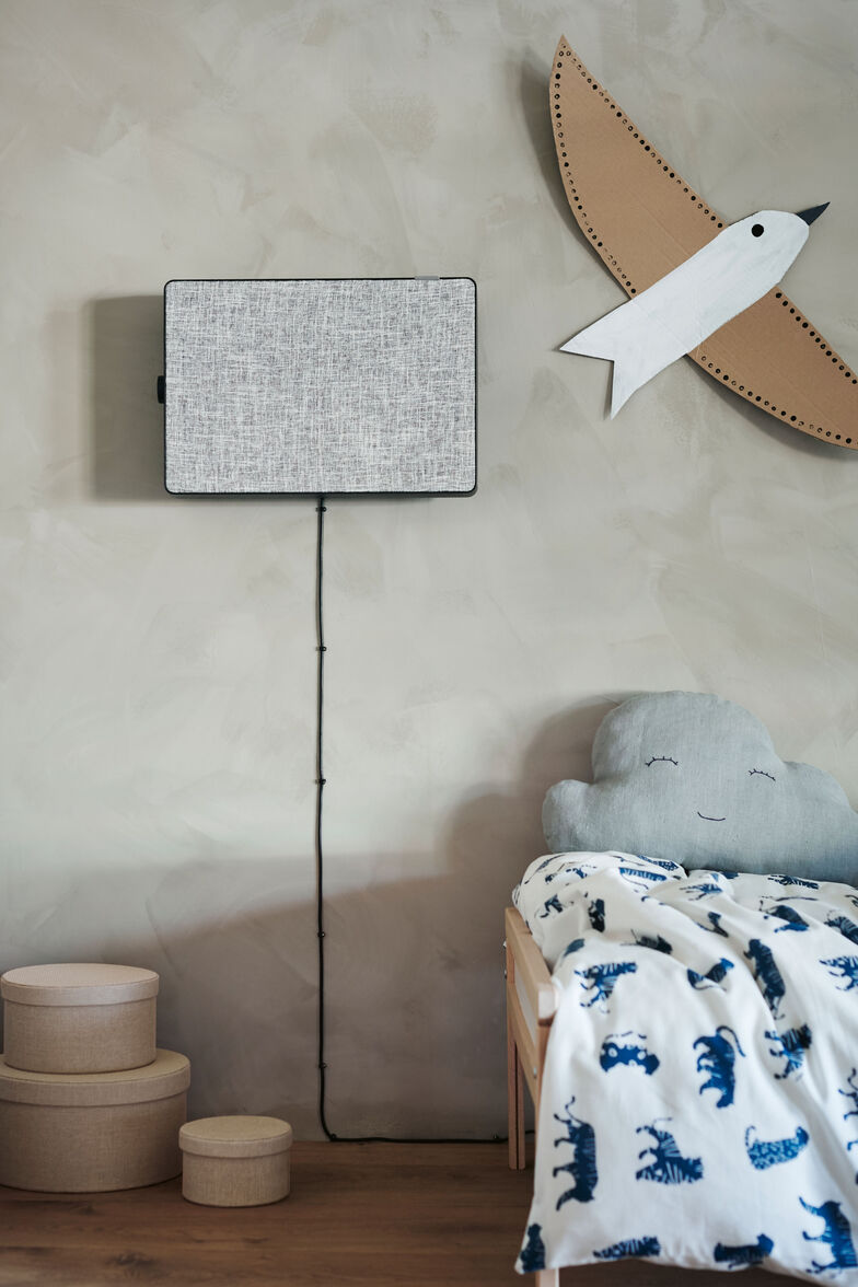 Der Luftreiniger «Förnuftig» lässt sich leicht transportieren und kann entweder aufgestellt oder an der Wand befestigt werden. Er reinigt die Luft in bis zu zehn Quadratmeter grossen Räumen und kann auf drei Gebläsestufen eingestellt werden. Ikea.