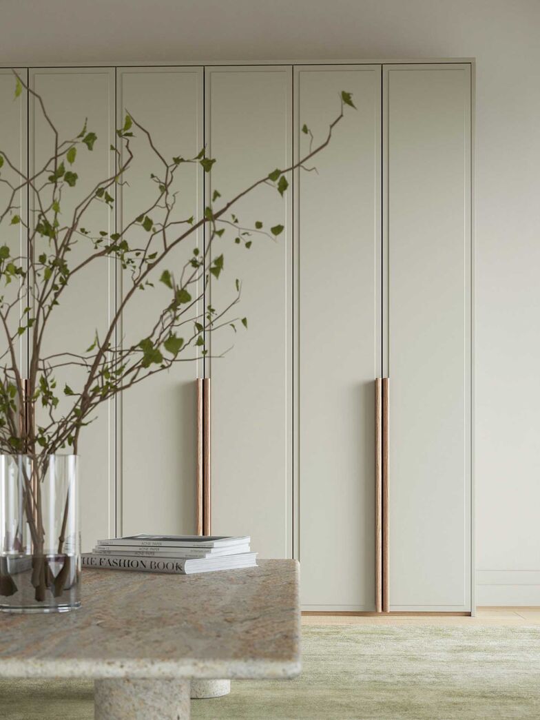 Blickfang sind die 120 cm hohen Griffe aus massiver Eiche. Sie sind mit Wachs behandelt und haben eine angenehme Haptik. Das Design des Schrankes «Lalax» ist minimalistisch und gleichzeitig vielseitig. «Wir wollten eine Garderobe mit Charakter schaffen, die zeitlos ist und in verschiedene Wohnungstypen passt», erklärt Jonas Nordgren, Mitbegründer des Architekturbüros Schauman & Nordgren. A.S.Helsingö, www.helsingo.com