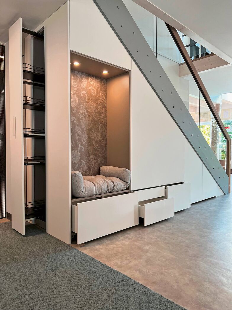 Stauraum kann man nie genug haben. Daher bezieht die Treppenmeister GmbH diesen Punkt bei der ­Planung der Treppe bereits ein. Schliesslich wäre es reine Verschwendung, den Platz unterhalb der ­Konstruktion nicht für einen passgenauen Treppenschrank zu nutzen. www.treppenmeister.com