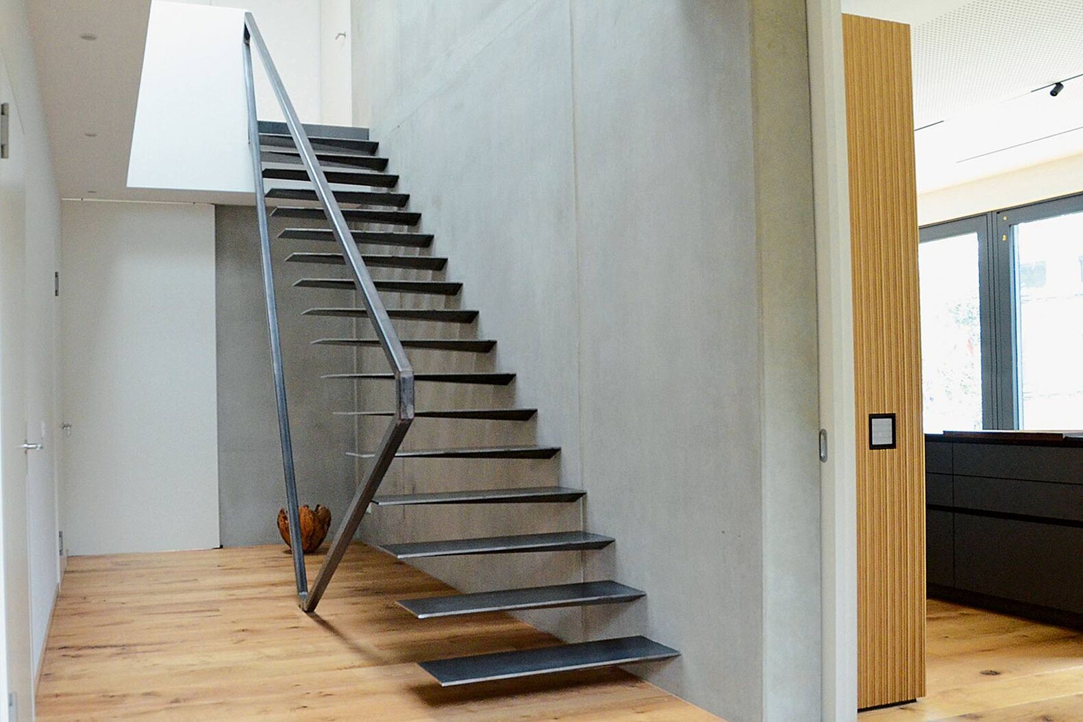Treppenstufen, die direkt aus der Wand ragen? Unbedingt! Dieses Element ist eines der Markenzeichen der stylischen Kragarmtreppe «Voute» aus Stahl. Erschaffen wird die Designtreppe von der Spitzbart Treppen GmbH. www.spitzbart.de