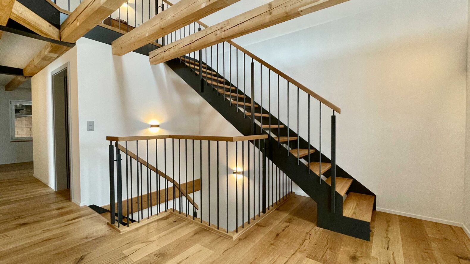 Stahlwangentreppen mit Eichenstufen gehören laut der Columbus Treppen AG zu den beliebtesten Treppen. Bei diesem Objekt sind die Stahlpfosten und -stäbe in einen eckigen Eichenhandlauf eingelassen. www.columbus.ch