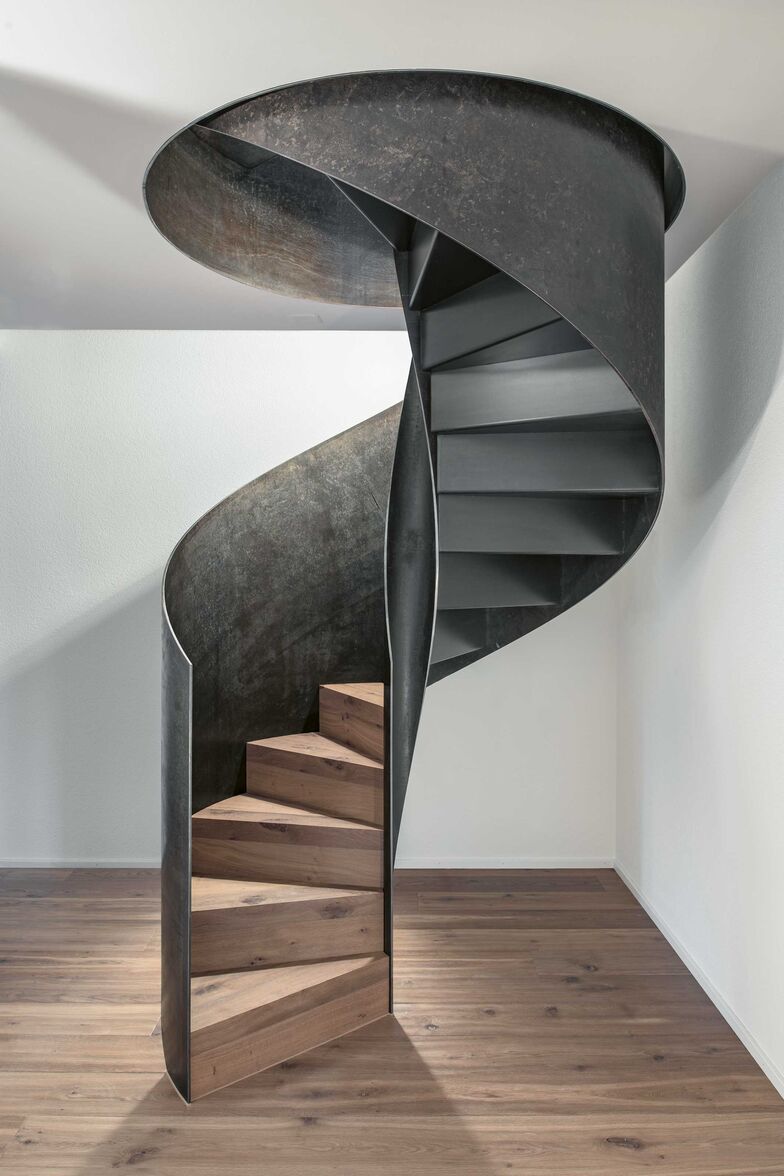 Die freitragende Stahlfaltwerktreppe mit dem Staketengeländer aus Rundstahl wurde im Zuge eines Umbaus gemeinsam mit der Ernst Gerber Architekten + Planer AG geplant. Die Besonderheit ist der Antritt über dem Sideboard, der zu fliegen scheint. Gyger Metallbau AG, www.gygertreppen.ch, www.swissstairs.ch