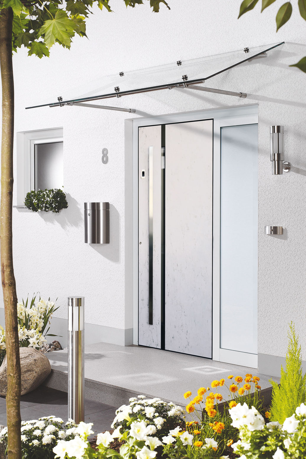 Wertig: Die Oberfläche der Türe von Groke besteht aus einem dünnen Natursteinfurnier. Der Zugang durch Fingerscanner wird den Anforderungen barrierefreien Wohnens gerecht. Sommer Antriebs- und Funktionstechnik