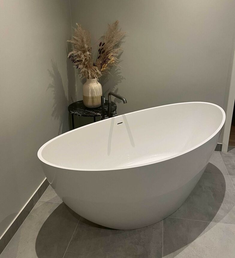 Nacher: Die Armatur «Essence» von Grohe unterstreicht die Eleganz der freihstehenden Badewanne.