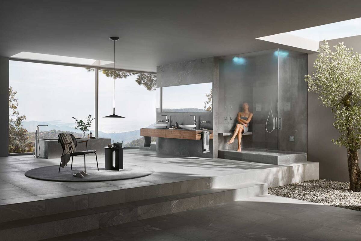 Die Kopf- und Deckenbrausen der Grohe «Rainshower F-Series» bieten mit integrierten LEDs, Nebeldüsen, Wasserfall und Regenvorhang ein gelungenes Wellness-Erlebnis. Kombiniert mit den Licht-, Sound- und Dampfmodulen des Duschkonzepts «Grohe F-digital Deluxe» entsteht auf wenigen Quadratmetern ein Erlebnis für alle Sinne. Grohe Switerzerland SA.