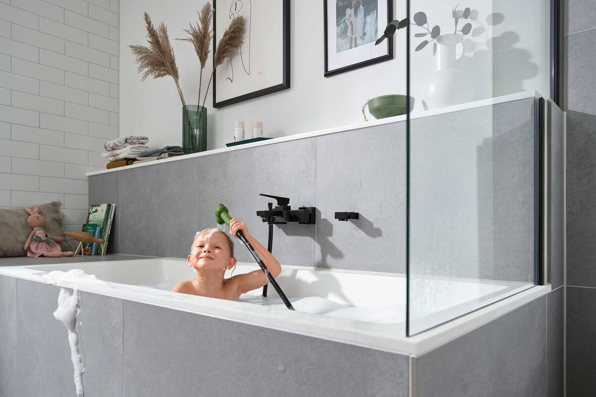 Mit der Kinderbrause MonoRain von Jocolino werden Pflegeprodukte wie Shampoo gezielt ausgespült, damit sie nicht in die Augen gelangen. Das geht dann ganz ohne Tränen ab. hansgrohe / Hansgrohe SE .