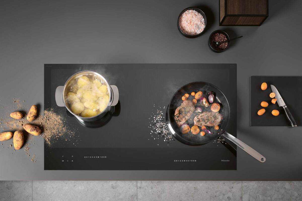 Durch die Oberflächenveredelung «DiamondFinish» ist die Glaskeramik extrem hart. Kratzer, etwa durch Salz oder Sand, entstehen dadurch wesentlich seltener. Miele Schweiz.