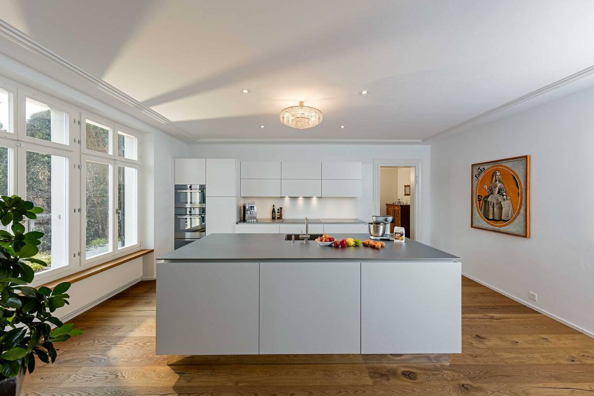 «IceDesign» nennt sich die Chromstahlabdeckung von Suter Inox (www.suter.ch)  mit dem eingeschweissten Becken. Die weissen, leicht glänzenden und grifflosen Fronten machen die Küche edel und zeitlos. Furrer Küchen AG.