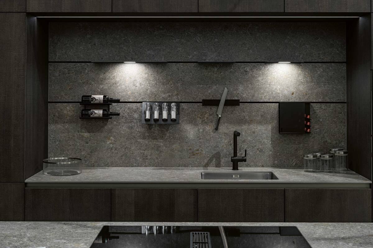 Schwarze Eleganz: Orea steht für die Einrichtung von hochwertigen, individuellen Küchen und einen Innenausbau, der den Fokus auf ein einheitliches Wohnkonzept legt. Orea AG.